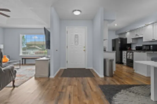 Inviting 2Br Half-Plex-Equipped Kitchen & Garage