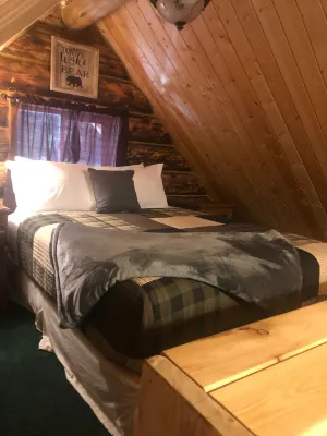 One of a kind, rustic cabin with rodeo and private pond on site~7 miles to YNP! Các khách sạn gần Hebgen Lake