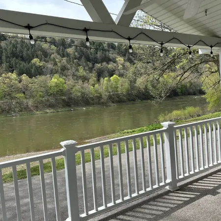 River Front Cottage with Breathtaking view of Allegheny River