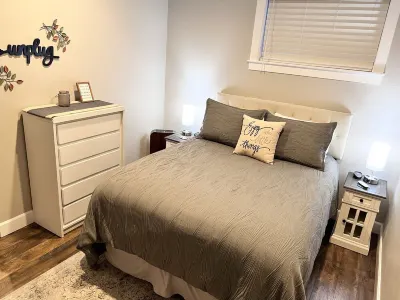 Cozy studio located near  Marina, hiking trails & downtown Sequim. Pet friendly.