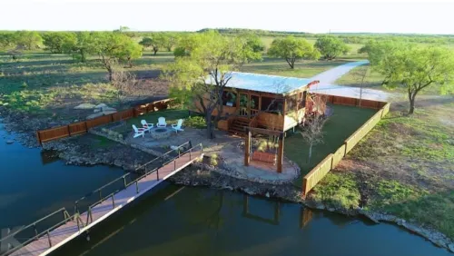 The Belle Plain Caboose is a  private romatic stay with great fishing! Hotels in Callahan County