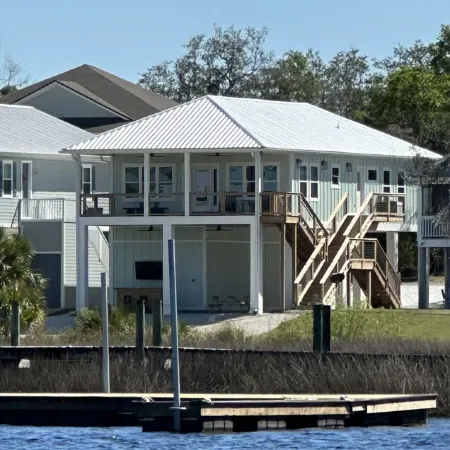 Beautiful home on the river, mins to the Gulf; fire-pit, bar, view