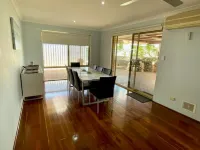 AliMac's Beach Shack   Leeman    Just 200mts from the beach & boat ramp Hotel a Leeman