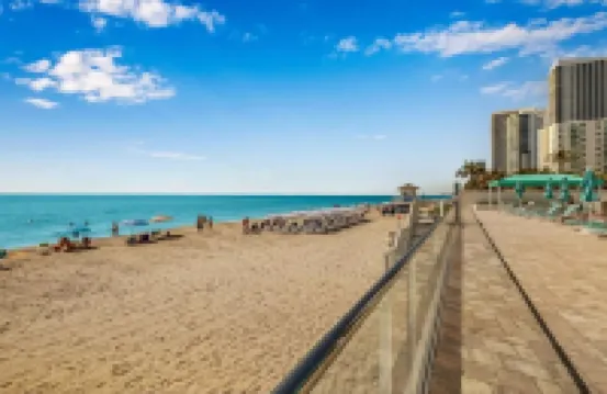 LUXURY BEACHFRONT/WALK TO BEACH; FREE 2 Car Parking & WIFI; Close to Everything!