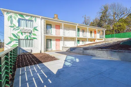 Mid-Century Themed Hotel Room in Fayetteville, AR - The Clementine on College #1