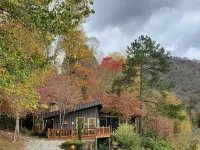 Mountain view cabin, fully remodeled, huge screen in porch with panoramic view. Hotels in Cowee