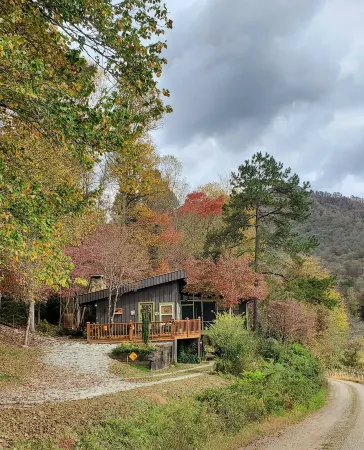 Mountain view cabin, fully remodeled, huge screen in porch with panoramic view.