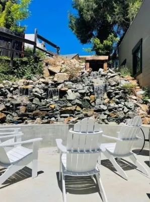 Empire Suite - Industrial modern apt in town Hotels near J J Jackson's