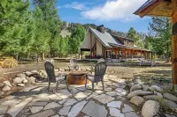 River front cabin surrounded by national forest with outdoor living space Hoteles cerca de Bosque nacional Sawtooth