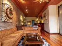 Contemporary apartment on the square! Hotels in Neosho
