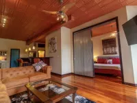 Contemporary apartment on the square! Hotels in Neosho