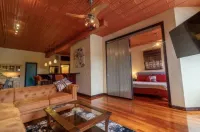 Contemporary apartment on the square! Các khách sạn ở Neosho