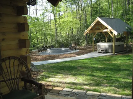 BEAUTIFUL & PEACEFUL LOG CABIN FIREPLACE, FIRE-PIT & HOT TUB