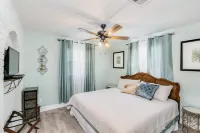 The Blue Fin Bungalow- Coastal Comfort & Beauty. 1 Block to the Beach -Sleeps 10