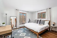 All-season private cottage near skiing, golf, trails + lakes