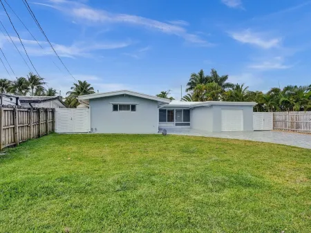 Seaside Retreat. Heated Pool/BBQ. Tiki Bar Отели рядом с достопримечательностью «FLL Airport Flight Landing View Point»