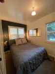 Moonlight Cottage is located on Main. Just a minutes walk to anywhere in Lava