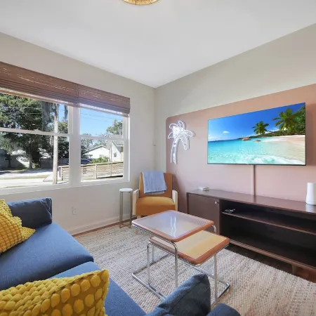 Little Palm Bungalow close to downtown and the beach