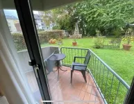 2 Raum-wohnung mit Balkon und Zugang zum Garten. Wohnung Liegt Nach Hinten
