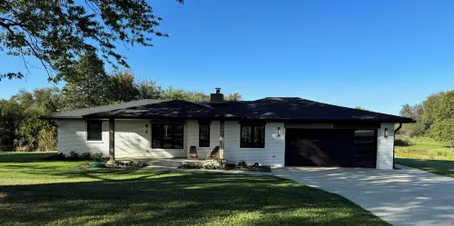 Completely remodeled luxury 3 bedroom, 3 bathroom House in quiet country setting Hotel a Kickapoo Township