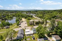 Lovely Bellaire home across from park with beach, walk to Shorts, spa, fun games