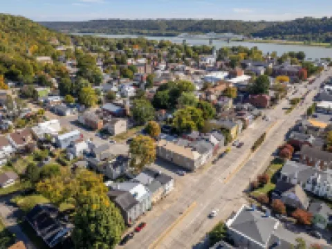 Jefferson Off Main: *4 Beds*King Beds*Walk to Main* 3 Full Bath Hotels in Madison