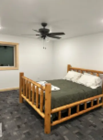Spacious cabin minutes from recreational trails & Round Lake