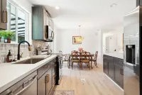 Charming 2-bedroom house in wonderful Burien with 500mbps  speed WiFi,