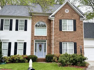 ZenCaza: Perfect Blend of Retreat and Getaway-Prime 5-Bed with Lux King Ensuite Hotels near All A Flutter Farms LLC