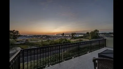 “Inn on the Harbor” Stunning sunsets, centrally located, cozy getaway!