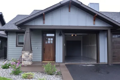 Designer Cottage Near Montana State University のホテル