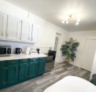 Cheerful 1 bedroom guest suite with pool and yard