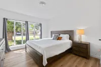 Cozy Fire Place ~ King Beds ~ Near Acu ~ Sleeps 12 ~ FirePit ~ Pickleball ~ Pets