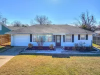 15% Summer Discount~ Entire Home ~ Full Kitchen ~ Large Fenced Backyard Hotels near Courtyard Plaza Shopping Center