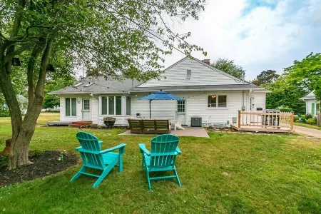 Fall Lake Getaway w/Bicycles & Walkable Neighborhood~ SPIRE/Wineries/BULA Отели в г. Ashtabula County