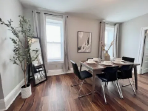 Spacious 3 Bedroom Sleeps 5 - Walk to Botanical Garden - Long Term Pet Friendly