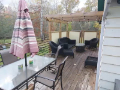 Geneva on the Lake HOT SPOT, 3 bedrooms/ w loft,2 bath ,sleeps 8-10. Huge deck .