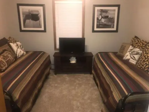 Full House on secluded road, 4 bed 2 bath, fully furnished basement w/bar + beds Hotels in Carp Lake Township