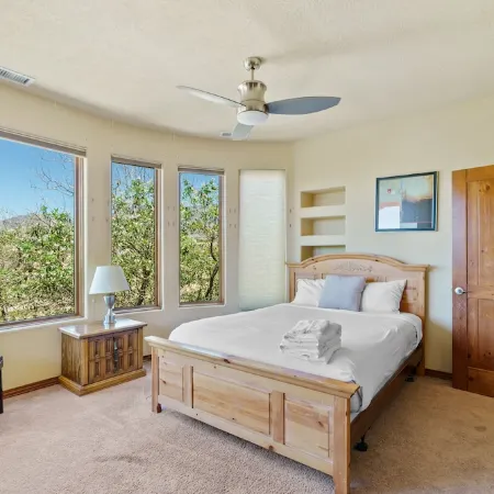 " Santa Fe Style" 4Bedrooms, Hot Tub and Pets Welcome, 5G Fiber WiFi !