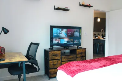 Lavish Apartment in the Heart of Downtown! Pool, Gym, King Bed, Coffee Bar!