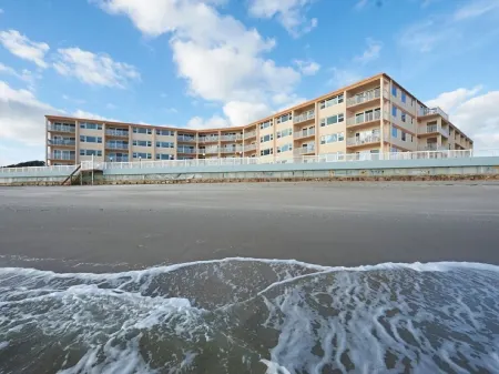 Direct Oceanfront Corner Condo-10 ft to Beach- Fabulous Views -Heated Pool Отели в г. Сателлит Бич