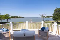 Waterfront Home w/ Stunning Views, Deepwater Dock, Pool, HotTub, Kayaks & More - 4 ดาว