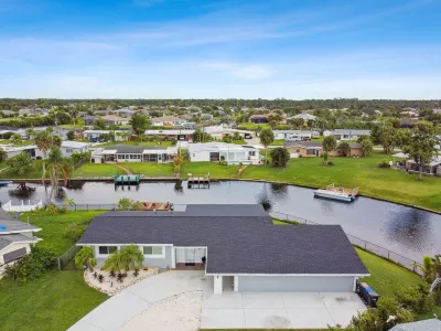 Peaceful home on the canal. Lively waterway great for fishing & boating. Các khách sạn gần Warm Mineral Springs Park