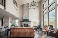 Perfect-Family Gatherings, Wedding Groups, 5 Private Suites, HotTub, Yellowstone