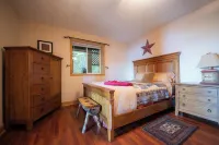 Cozy lodge near town w Stunning Views & Fireplace