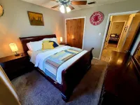 Family-sized home with quick access to the loop!! Hotel dekat Maurices