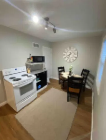 Skots Villa Bottom East. Centrally Located Near Sanford Medical Center & Midco.