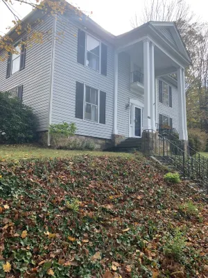 The Manse at Warm Springs - 5 bdrm, pet friendly, 1 mi from Warm Springs Pools Hotels in Bath County