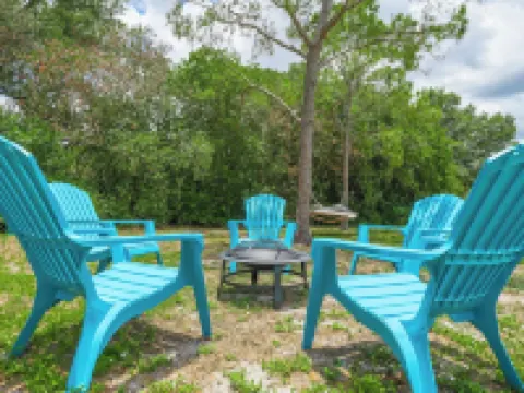 Lake Front! Spacious Home w/heated pool & kayaks 萊克威爾士酒店