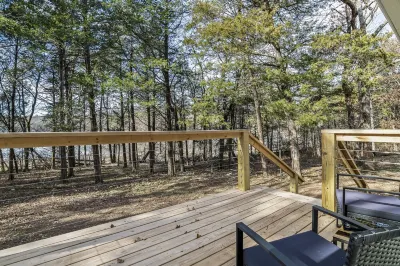 LAKEFRONT Bliss FLAT to water: Spacious home with Game Room, Sleeps 15 Guests!